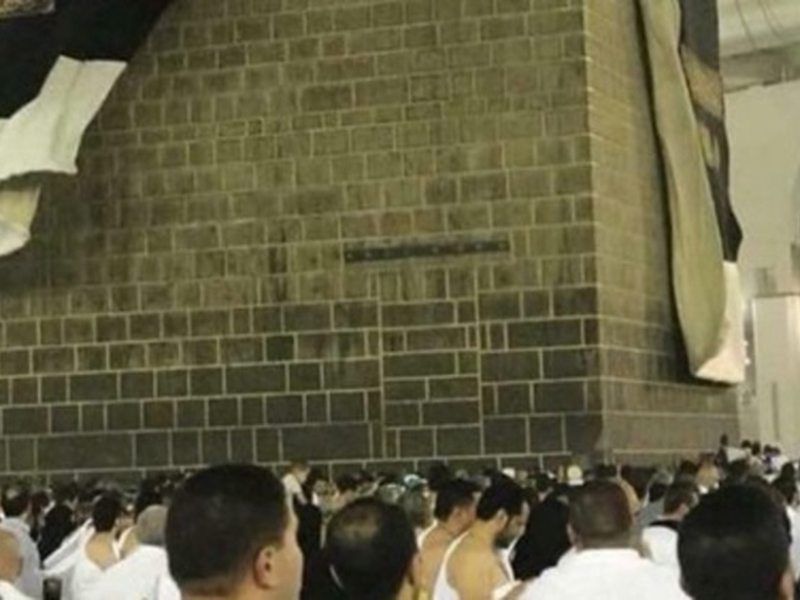 شاهد بالفيديو: رياح شديدة تزيح كسوة الكعبة قبل ساعات من استبدالها!